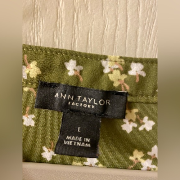 Ann Taylor Factory, women’s blouse, size L, green floral - Picture 2 of 4